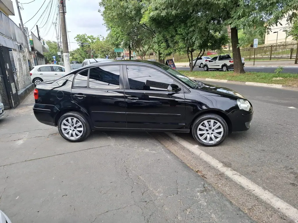 VOLKSWAGEN Polo Sedan - Miniatura