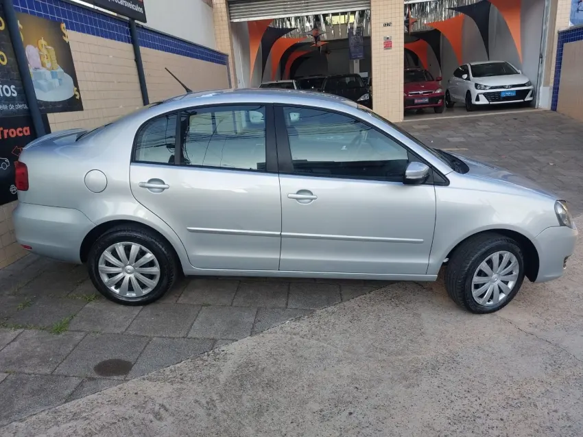 VOLKSWAGEN Polo Sedan - Foto