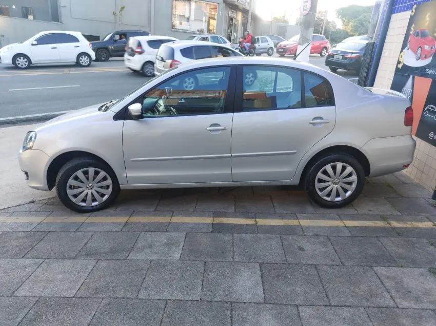 VOLKSWAGEN Polo Sedan - Foto