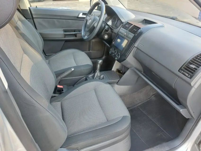 VOLKSWAGEN Polo Sedan - Foto