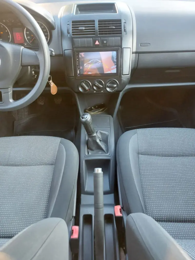 VOLKSWAGEN Polo Sedan - Foto