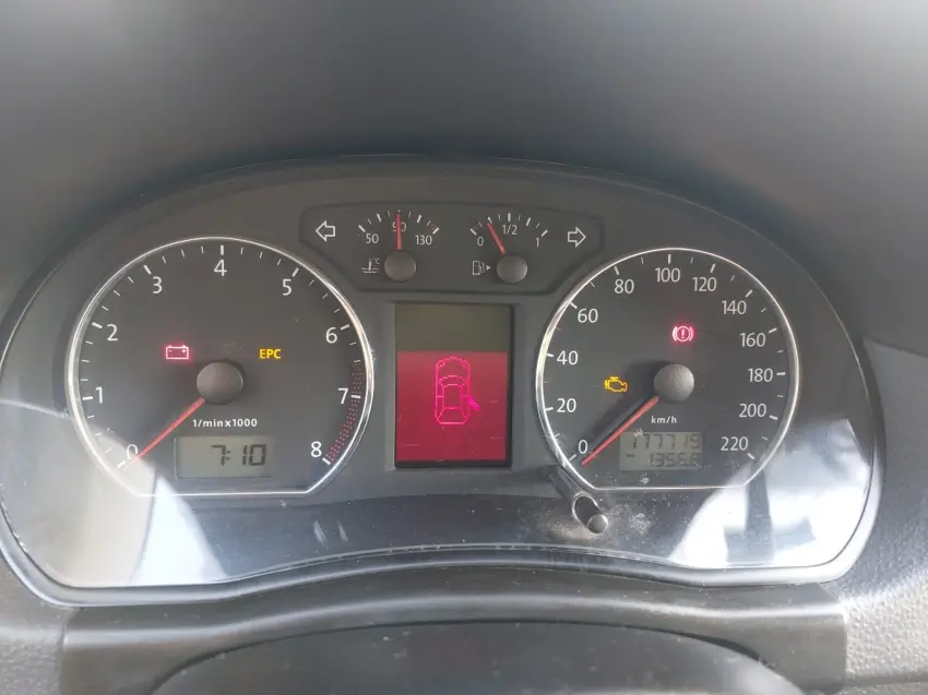 VOLKSWAGEN Polo Sedan - Foto