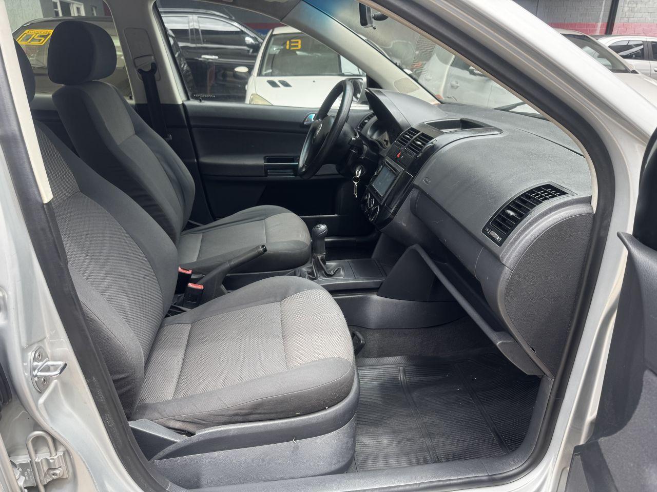 VOLKSWAGEN Polo Sedan - Foto