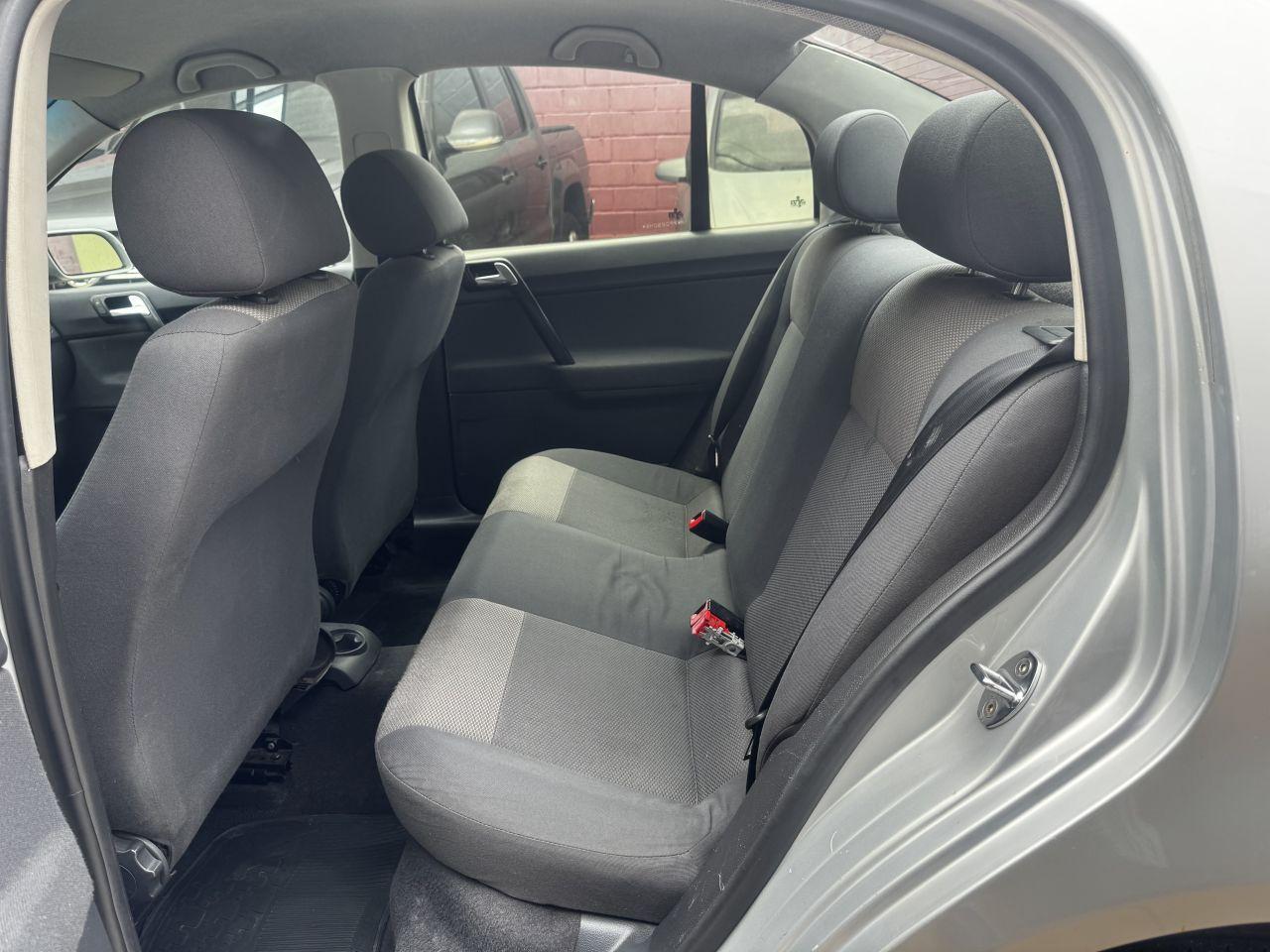 VOLKSWAGEN Polo Sedan - Foto