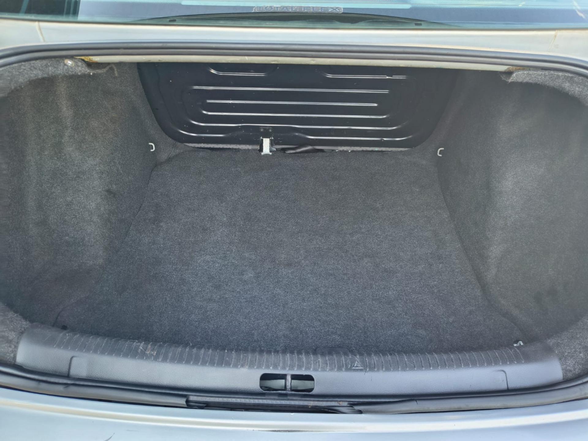 VOLKSWAGEN Polo Sedan - Foto