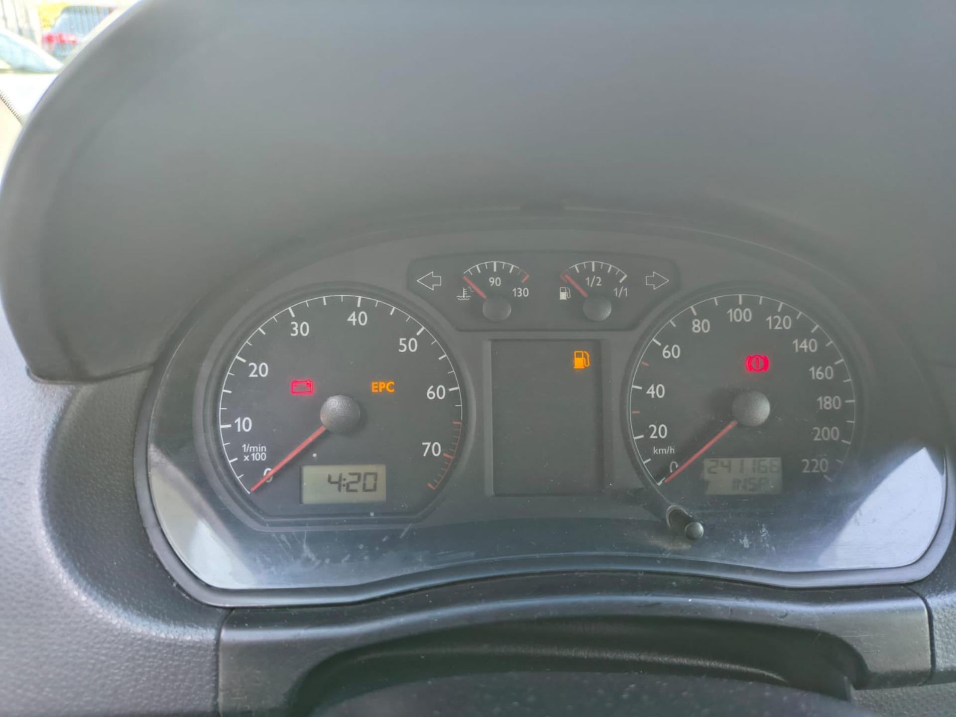 VOLKSWAGEN Polo Sedan - Foto