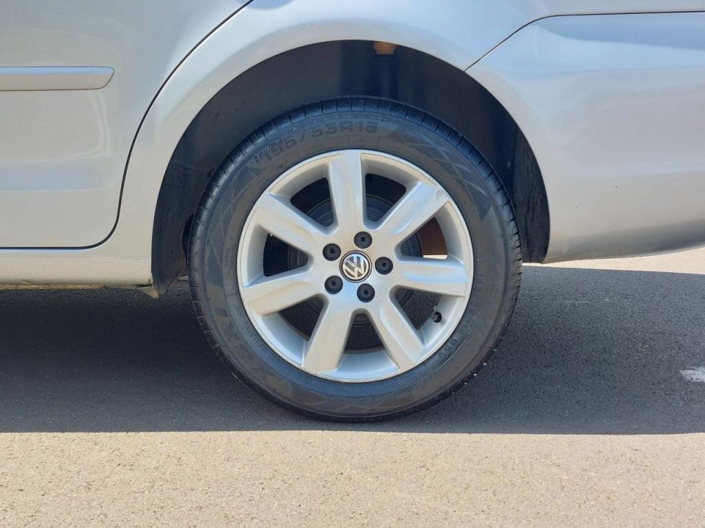 VOLKSWAGEN Polo Sedan - Foto