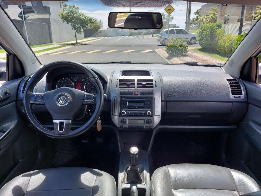 VOLKSWAGEN Polo Sedan - Foto