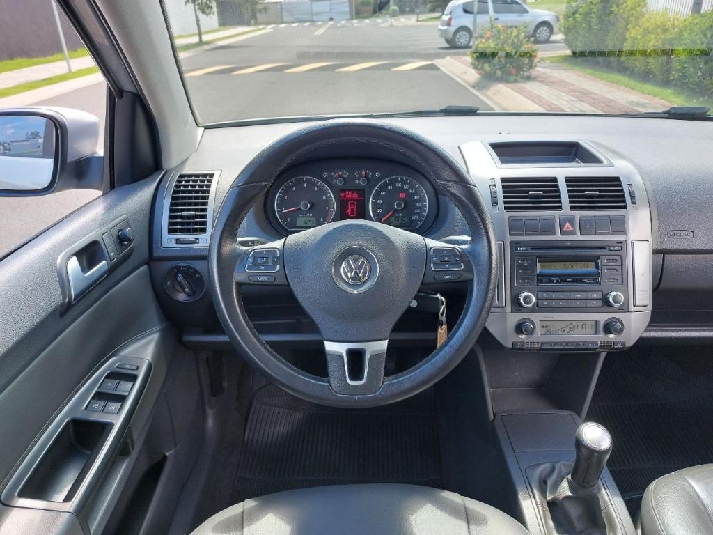 VOLKSWAGEN Polo Sedan - Foto