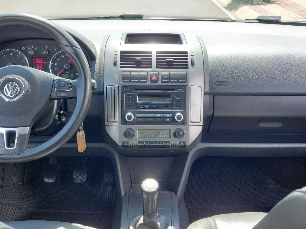 VOLKSWAGEN Polo Sedan - Foto