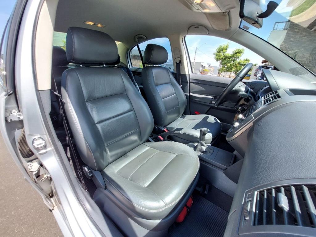 VOLKSWAGEN Polo Sedan - Foto