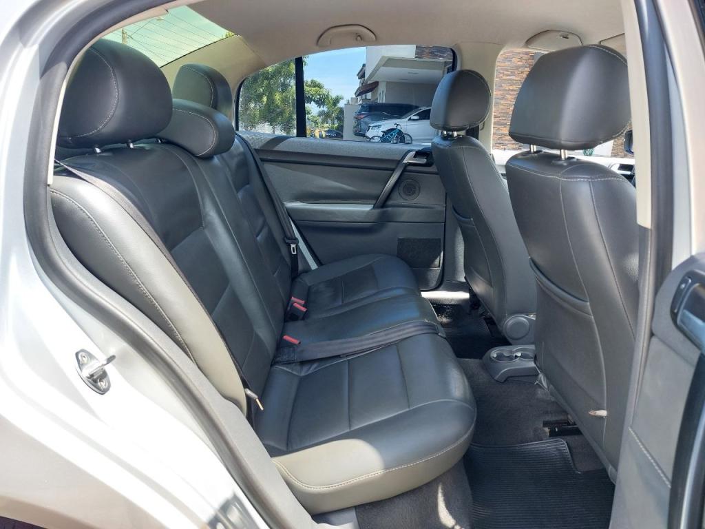 VOLKSWAGEN Polo Sedan - Foto