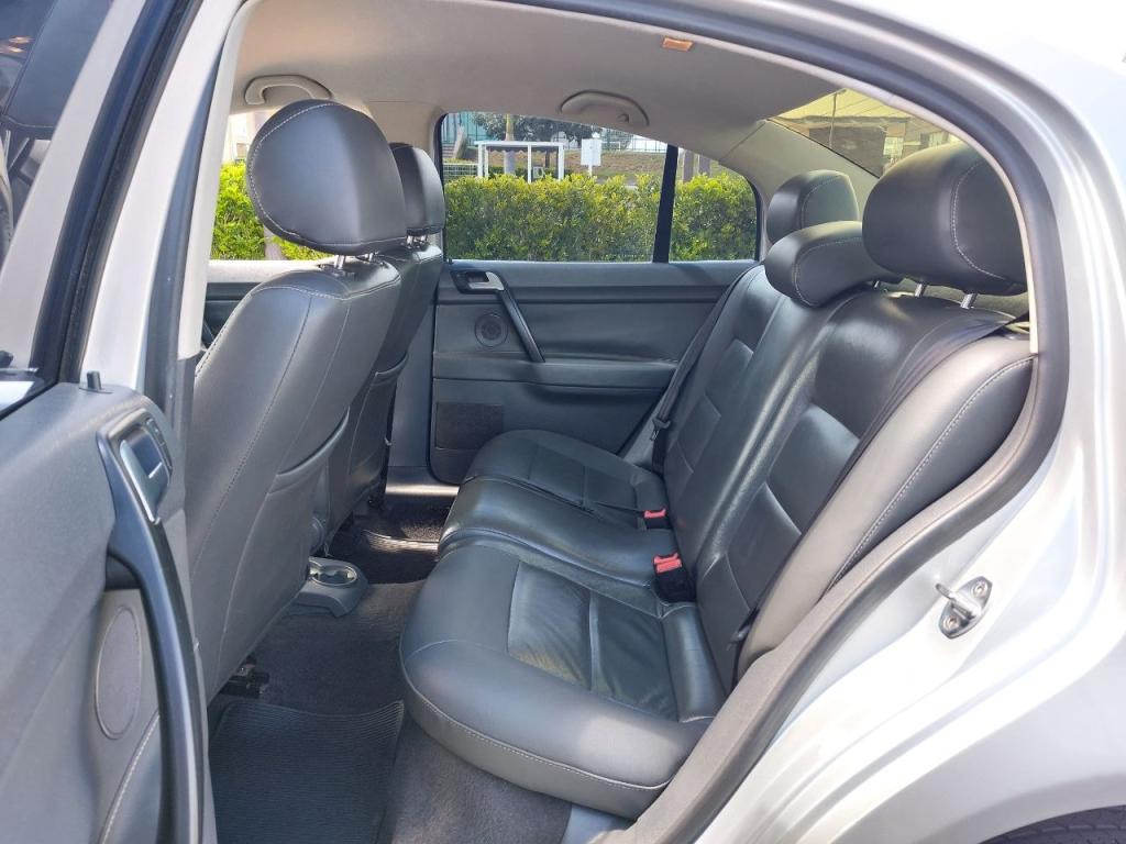 VOLKSWAGEN Polo Sedan - Foto