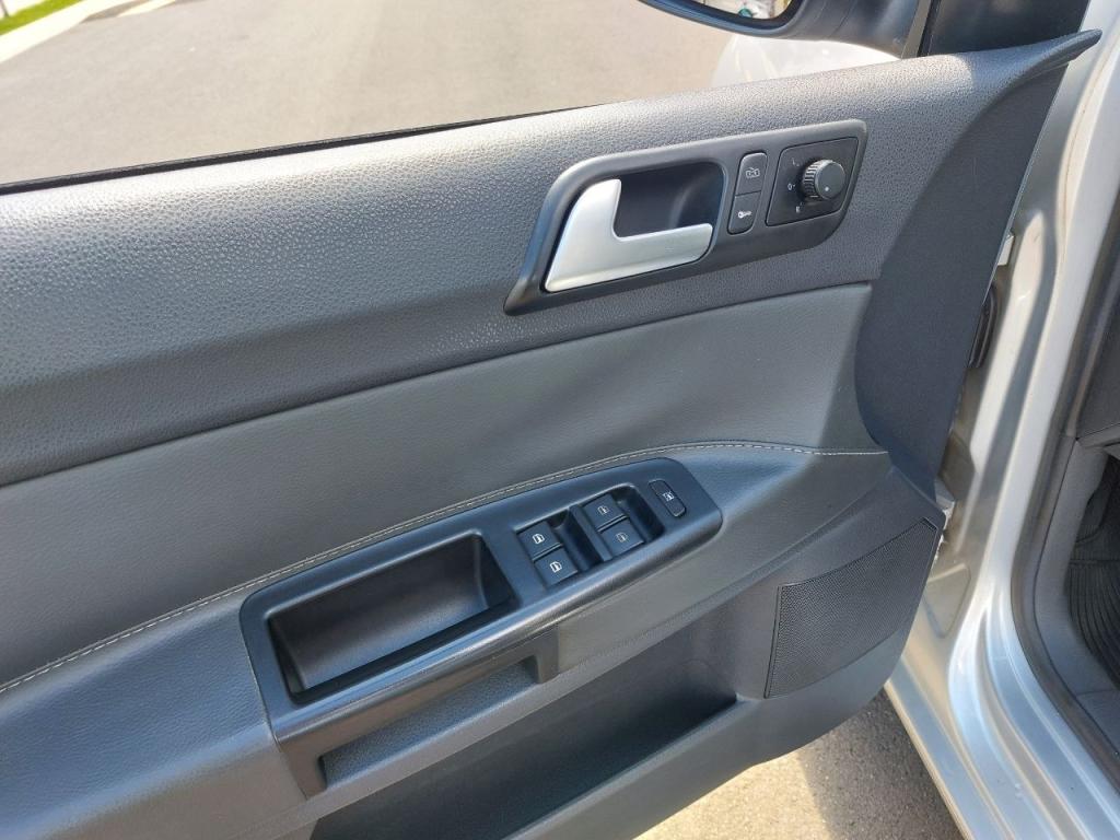 VOLKSWAGEN Polo Sedan - Foto