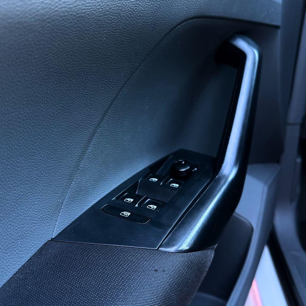 VOLKSWAGEN T-Cross - Foto