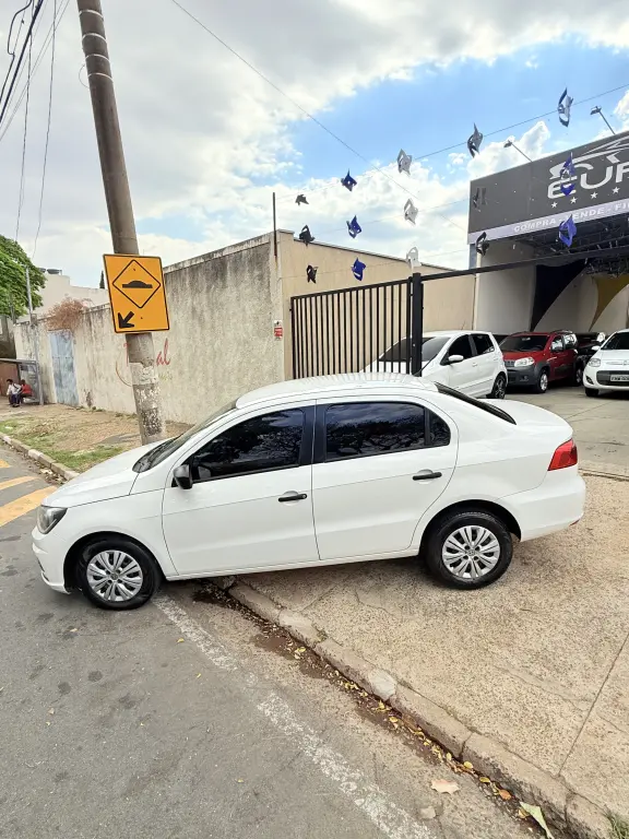 VOLKSWAGEN Voyage - Foto