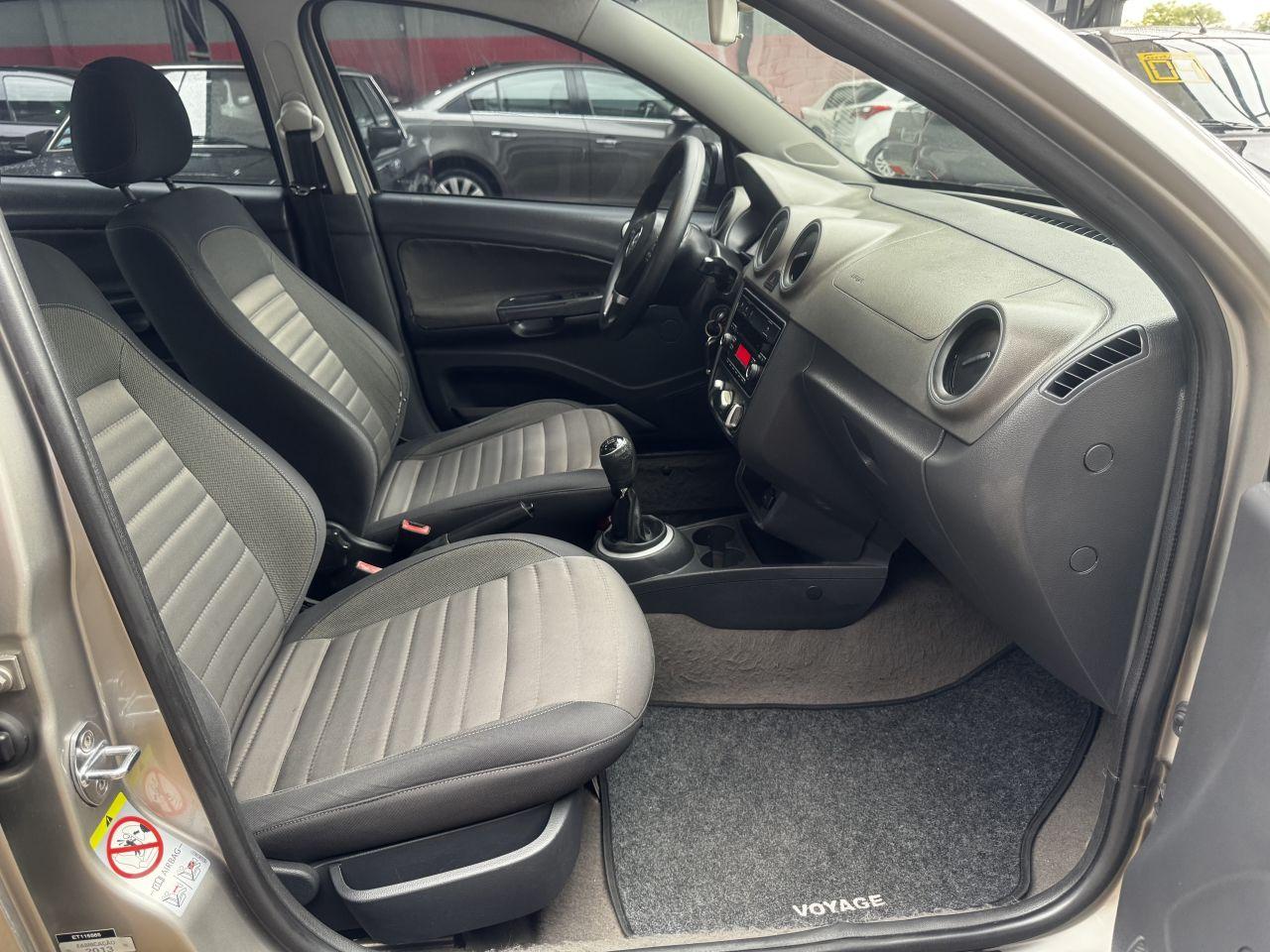 VOLKSWAGEN Voyage - Foto