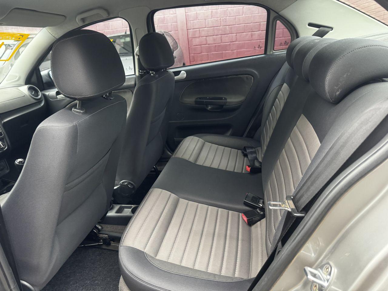 VOLKSWAGEN Voyage - Foto