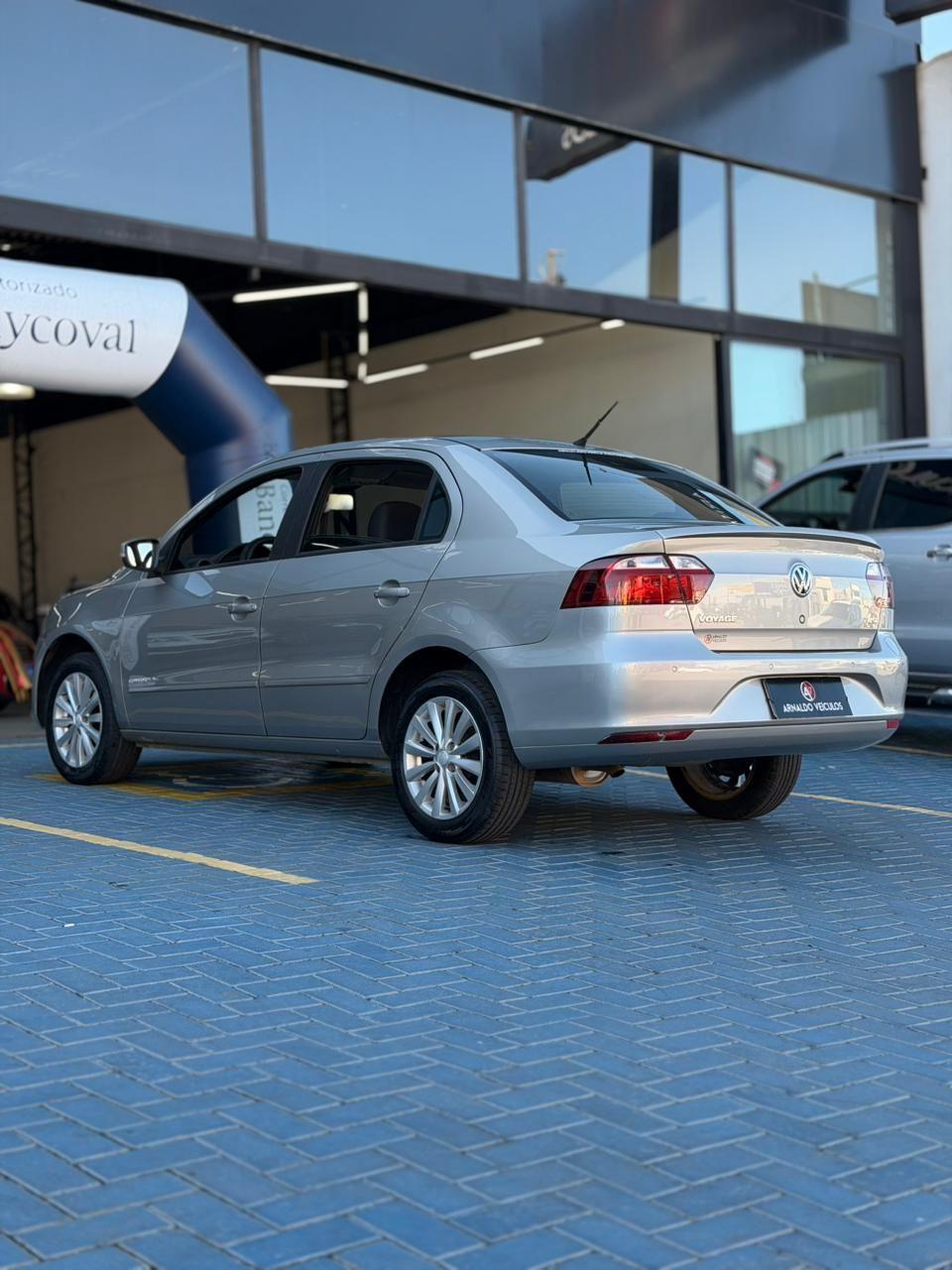VOLKSWAGEN Voyage - Foto