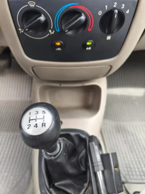 FORD Fiesta Hatch 1.4 16V CLX , Foto 16