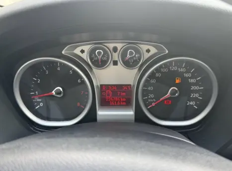 FORD Focus Hatch 1.8 16V 4P GLX, Foto 4