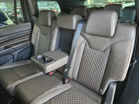 JEEP Commander 2.0 16V 4P TD380 OVERLAND 4X4 TURBO DIESEL AUTOM�TICO AT9, Foto 17