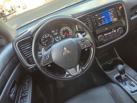 MITSUBISHI Outlander 3.0 V6 24V 4P HPE-S AWD AUTOM�TICO, Foto 9