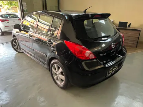 NISSAN Tiida Hatch 1.8 16V 4P SL FLEX AUTOMÁTICO, Foto 4 NISSAN Tiida Hatch 1.8 16V 4P SL FLEX AUTOMÁTICO, Foto 4