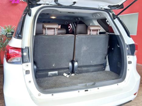 TOYOTA Hilux Caminhonete 2.7 16V 4P SRV FLEX CABINE DUPLA AUTOMÁTICO, Foto 7 TOYOTA Hilux Caminhonete 2.7 16V 4P SRV FLEX CABINE DUPLA AUTOMÁTICO, Foto 7