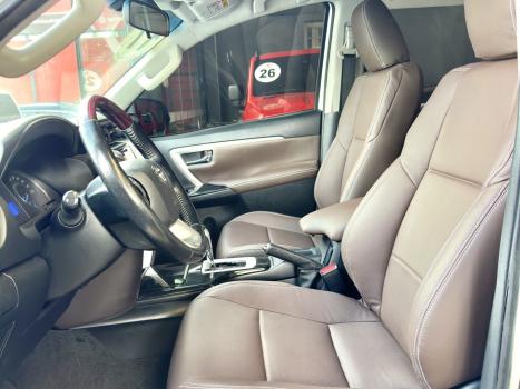 TOYOTA Hilux Caminhonete 2.7 16V 4P SRV FLEX CABINE DUPLA AUTOMÁTICO, Foto 9 TOYOTA Hilux Caminhonete 2.7 16V 4P SRV FLEX CABINE DUPLA AUTOMÁTICO, Foto 9