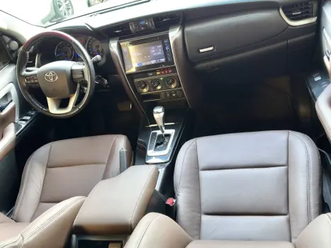 TOYOTA Hilux Caminhonete 2.7 16V 4P SRV FLEX CABINE DUPLA AUTOMÁTICO, Foto 14 TOYOTA Hilux Caminhonete 2.7 16V 4P SRV FLEX CABINE DUPLA AUTOMÁTICO, Foto 14