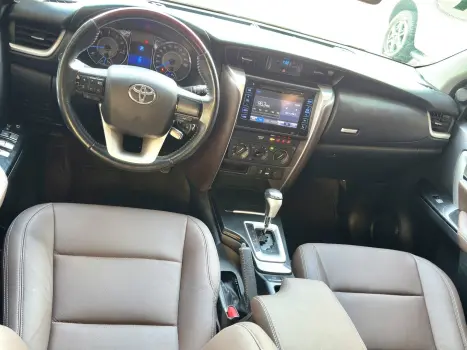 TOYOTA Hilux Caminhonete 2.7 16V 4P SRV FLEX CABINE DUPLA AUTOMÁTICO, Foto 16 TOYOTA Hilux Caminhonete 2.7 16V 4P SRV FLEX CABINE DUPLA AUTOMÁTICO, Foto 16