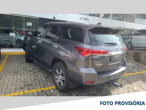 TOYOTA Hilux SW4 2.7 16V 4P FLEX SRV 7 LUGARES AUTOM�TICO, Foto 3