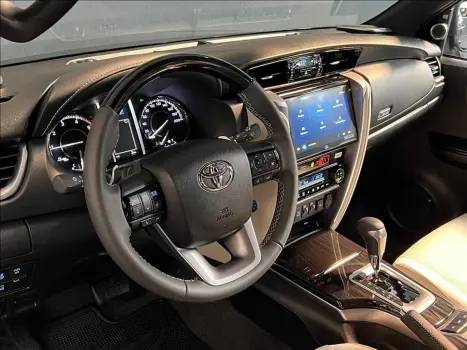 TOYOTA Hilux SW4 2.8 4P SRX 4X4 DIAMOND 7 LUGARES TURBO DIESEL AUTOMTICO, Foto 14