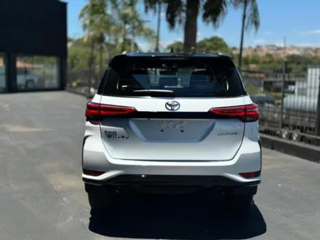 TOYOTA Hilux SW4 2.8 4P SRX 4X4 DIAMOND 7 LUGARES TURBO DIESEL AUTOM�TICO, Foto 8