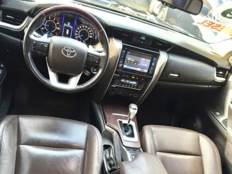 TOYOTA Hilux SW4 2.8 16V 4P SRX 4X4 7 LUGARES TURBO DIESEL AUTOMTICO, Foto 18