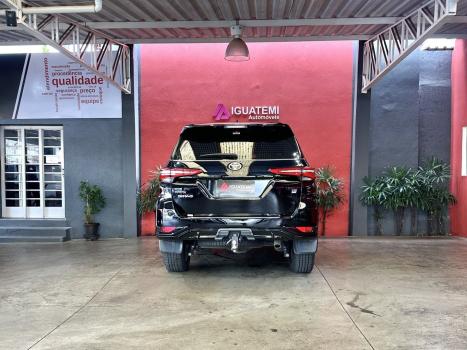 TOYOTA Hilux SW4 2.8 4P SRX 4X4 DIAMOND 7 LUGARES TURBO DIESEL AUTOMTICO, Foto 4