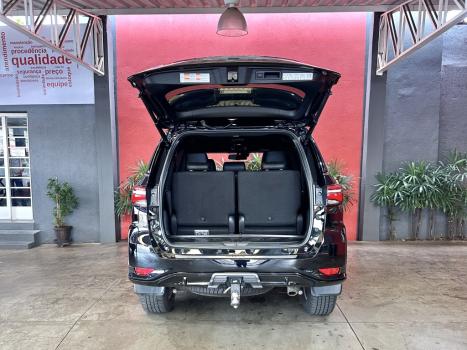 TOYOTA Hilux SW4 2.8 4P SRX 4X4 DIAMOND 7 LUGARES TURBO DIESEL AUTOMTICO, Foto 6