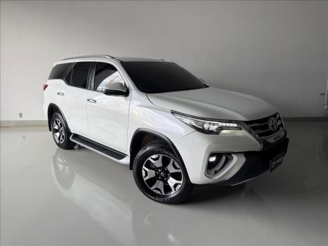 TOYOTA Hilux SW4 2.8 4P SRX 4X4 DIAMOND 7 LUGARES TURBO DIESEL AUTOMTICO, Foto 1