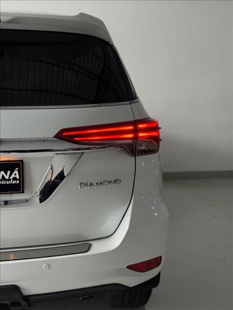 TOYOTA Hilux SW4 2.8 4P SRX 4X4 DIAMOND 7 LUGARES TURBO DIESEL AUTOMTICO, Foto 5