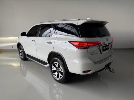 TOYOTA Hilux SW4 2.8 4P SRX 4X4 DIAMOND 7 LUGARES TURBO DIESEL AUTOMTICO, Foto 6