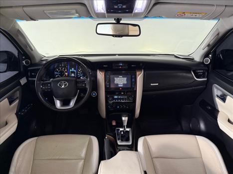 TOYOTA Hilux SW4 2.8 4P SRX 4X4 DIAMOND 7 LUGARES TURBO DIESEL AUTOMTICO, Foto 8