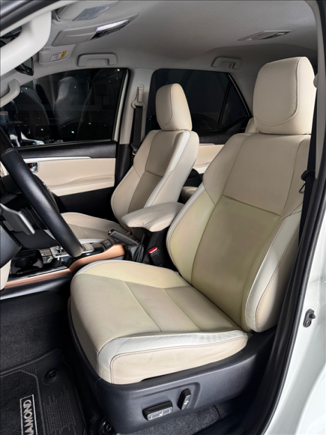 TOYOTA Hilux SW4 2.8 4P SRX 4X4 DIAMOND 7 LUGARES TURBO DIESEL AUTOMTICO, Foto 11