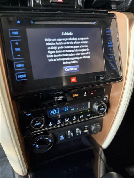 TOYOTA Hilux SW4 2.8 4P SRX 4X4 DIAMOND 7 LUGARES TURBO DIESEL AUTOMTICO, Foto 14