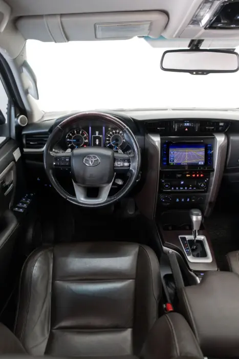 TOYOTA Hilux SW4 2.8 4P SRX 4X4 TURBO DIESEL AUTOM�TICO, Foto 9