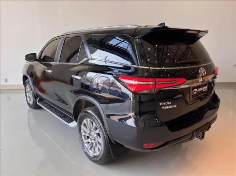 TOYOTA Hilux SW4 2.8 4P SRX 4X4 TURBO DIESEL AUTOM�TICO, Foto 4