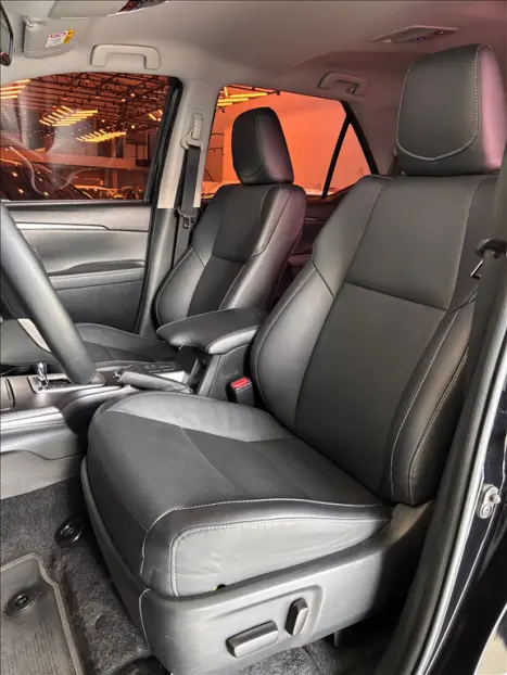 TOYOTA Hilux SW4 2.8 4P SRX 4X4 TURBO DIESEL AUTOM�TICO, Foto 8