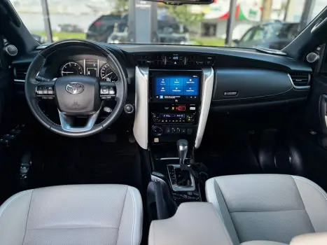 TOYOTA Hilux SW4 2.8 4P SRX 4X4 DIAMOND 7 LUGARES TURBO DIESEL AUTOM�TICO, Foto 10