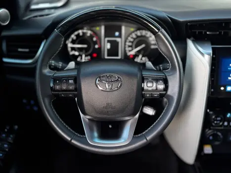 TOYOTA Hilux SW4 2.8 4P SRX 4X4 DIAMOND 7 LUGARES TURBO DIESEL AUTOM�TICO, Foto 12