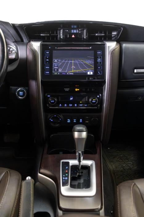 TOYOTA Hilux SW4 2.8 4P SRX 4X4 TURBO DIESEL AUTOM�TICO, Foto 8